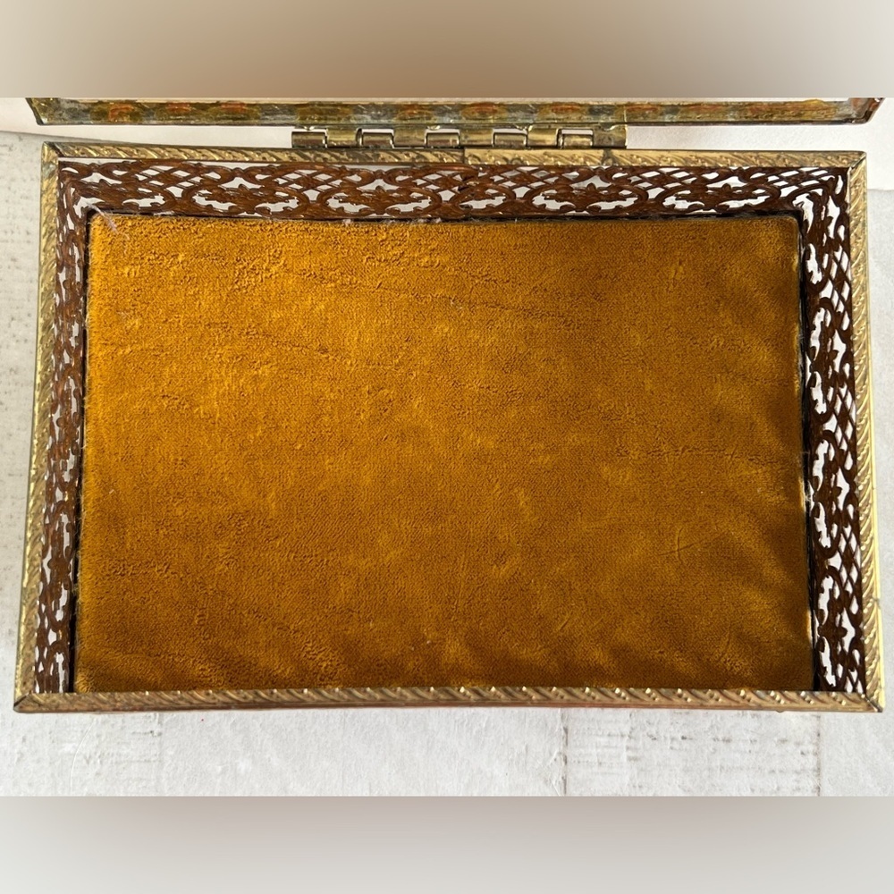 Vintage Antique Daisy Gold Jewelry Box With Glass top. - Picture 10 of 15